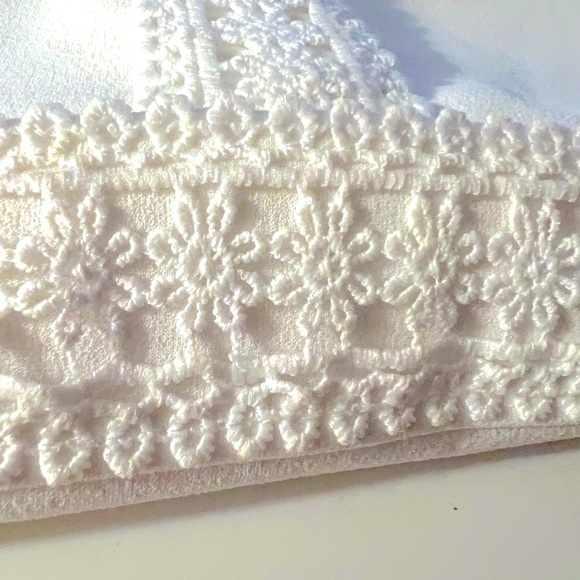 Elle in women’s dress - Picture 6 of 9